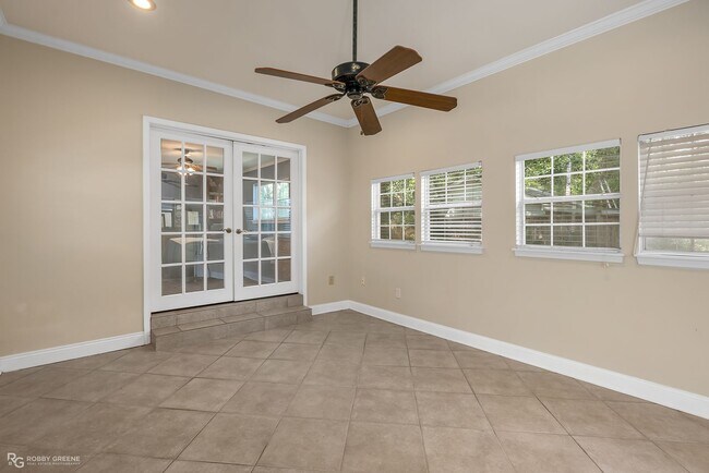 Building Photo - Updated 4-Bed 2-Bath home for lease | Sout...