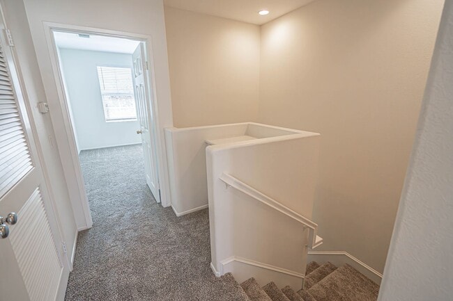 Building Photo - Creekside 3 Bedroom Townhome for Rent in V...