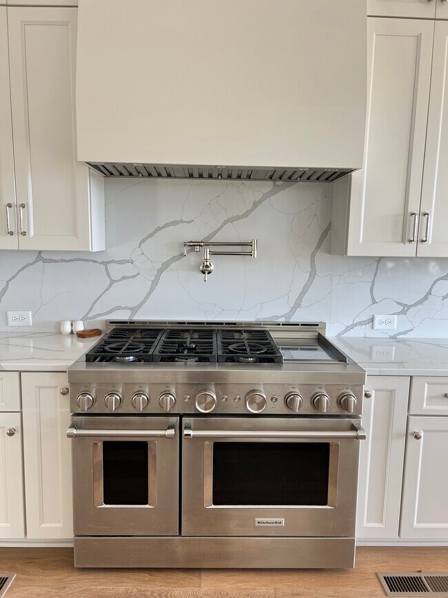 Gas range - 5566 Hardeman Springs Blvd