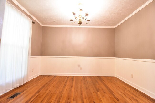 Building Photo - 3 Bedroom 2 Bathroom Home- Pets Considered