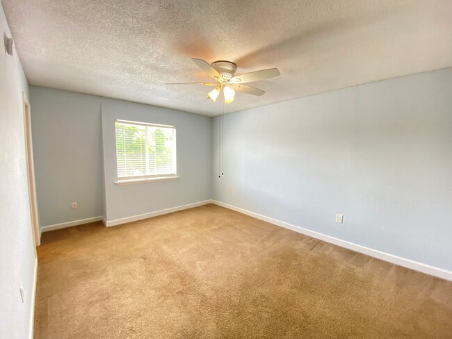 Building Photo - Spacious 3 bedroom, 2 bathroom Condo Locat...