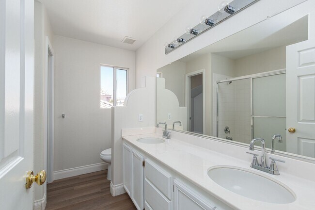Building Photo - Recently renovated 4 br home in the Southwest