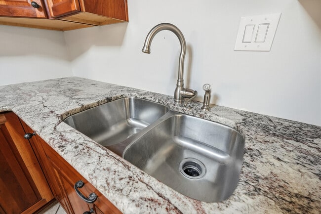 Building Photo - 120 Dyer St