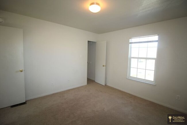 Building Photo - Now Leasing – 401 W Ave E, Unit B