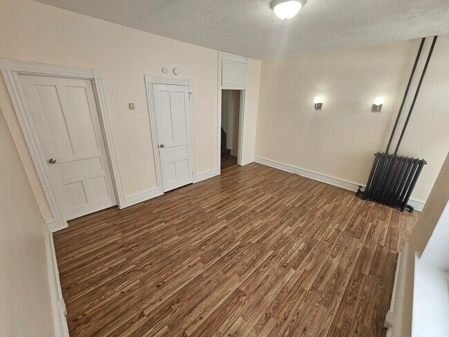 Building Photo - 132 W Douglass St