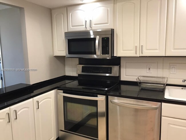 Building Photo - 3731 N Country Club Dr