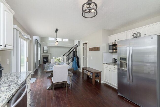 Building Photo - Beautiful updated home in West Carmel!
