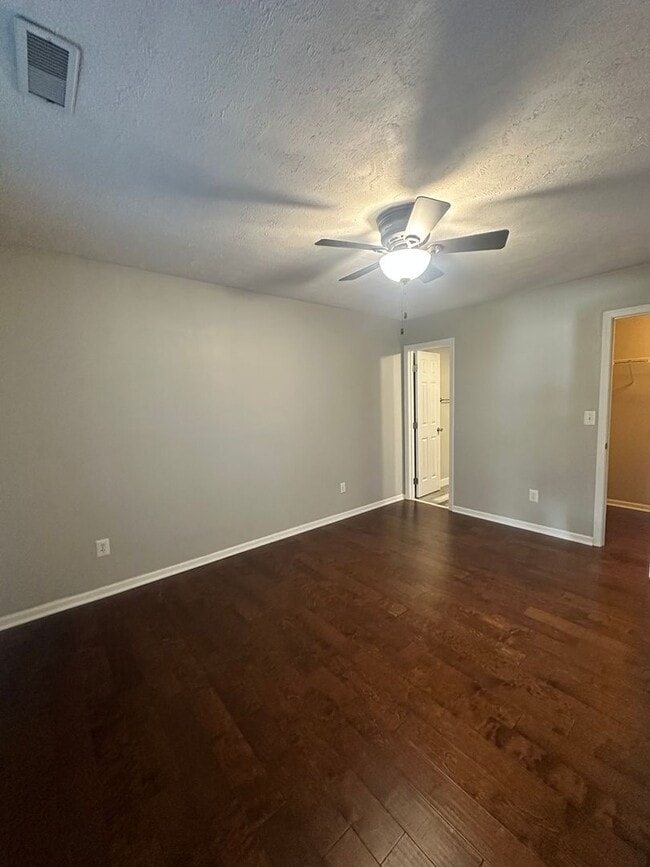 Building Photo - Charming 3-Bed Home with Fenced Yard!