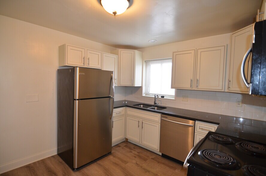 Building Photo - 4146 South Ave