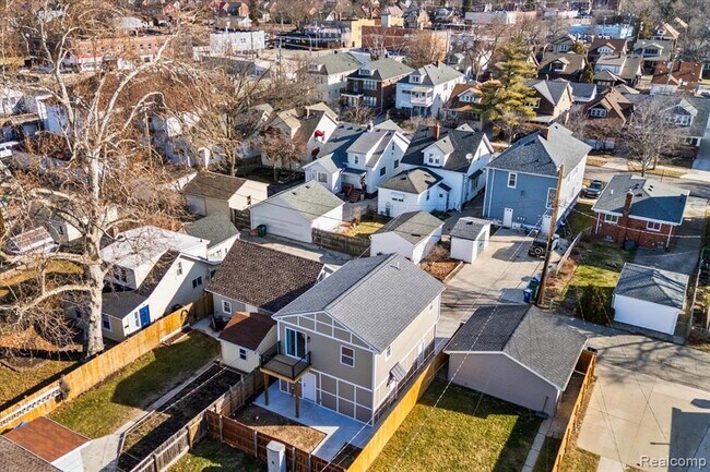 Building Photo - 1440 Lakepointe St