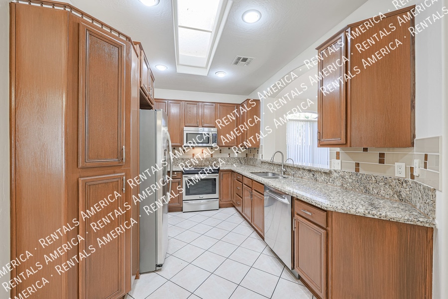 Building Photo - 10232 E Meadow Hill Dr