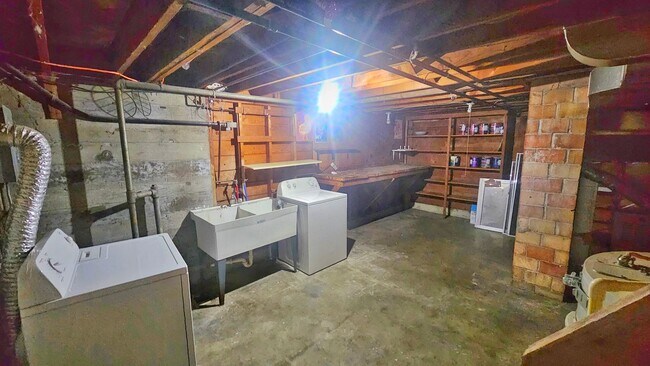 Building Photo - Charming 2 Bedroom 1 bath Brick Duplex in Rainier Ave S.