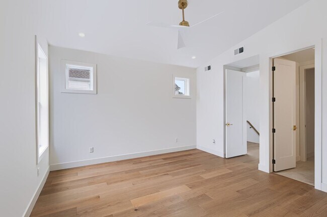 Building Photo - Modern Living & Downtown Skyline Views!