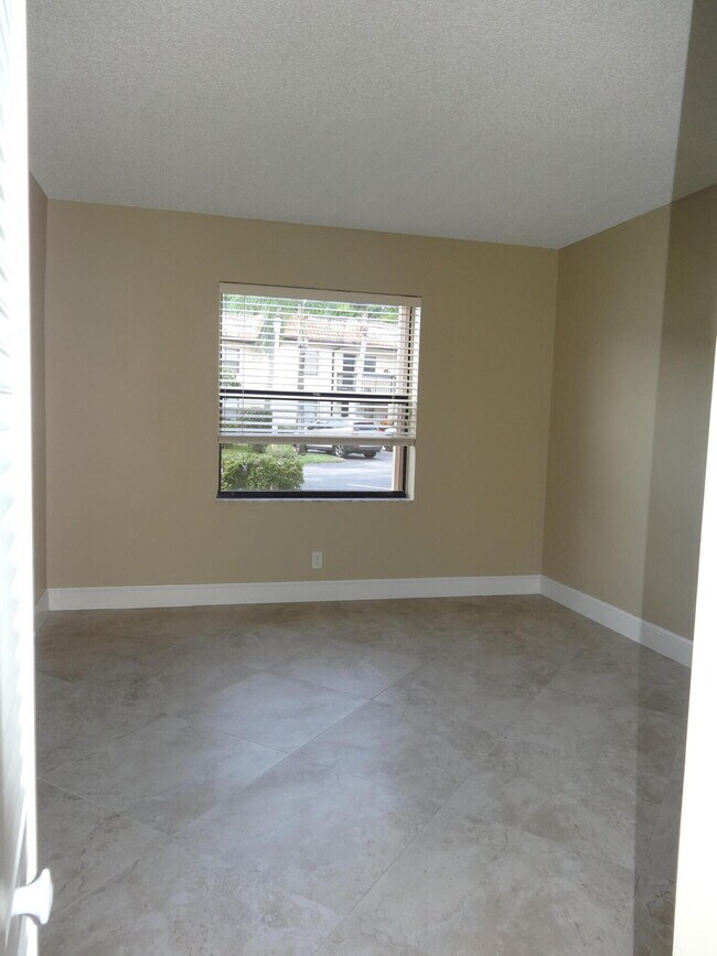 Building Photo - 7091 Golf Colony Ct