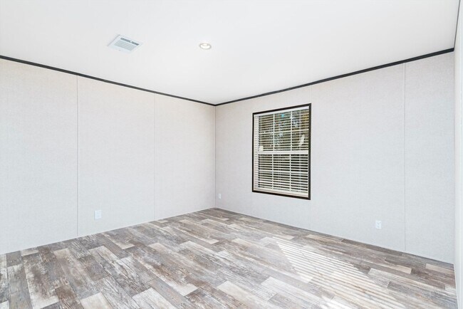 Building Photo - Huge 5 Bedroom 3 Bathroom Hastings Home Located w/ 1 Acre