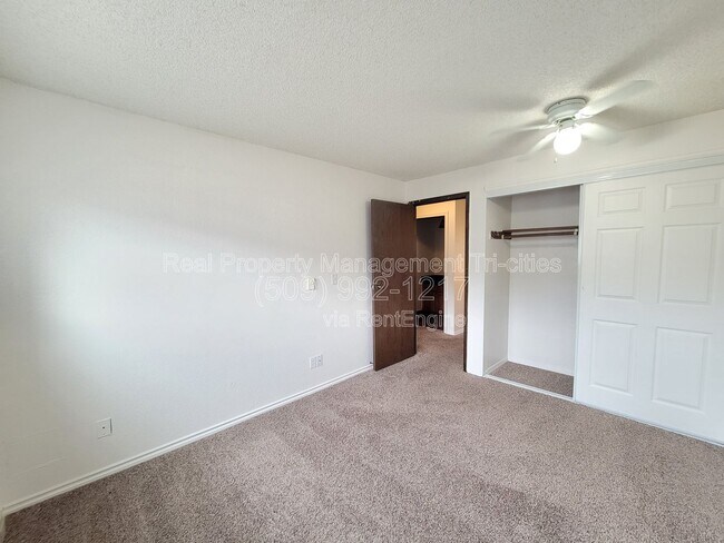 Building Photo - 3121 W Hood Ave