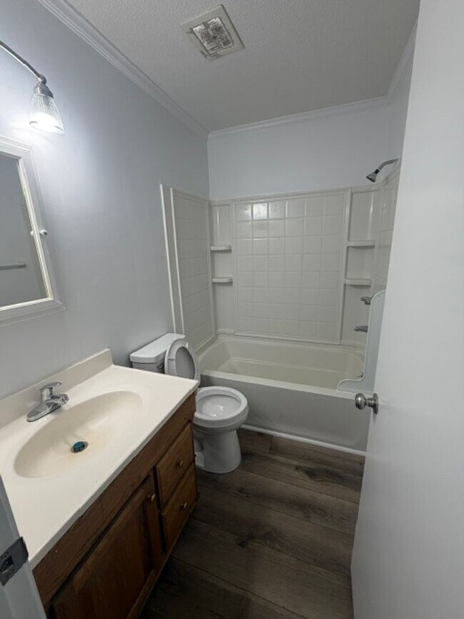 Building Photo - 2146 Crescent Dr
