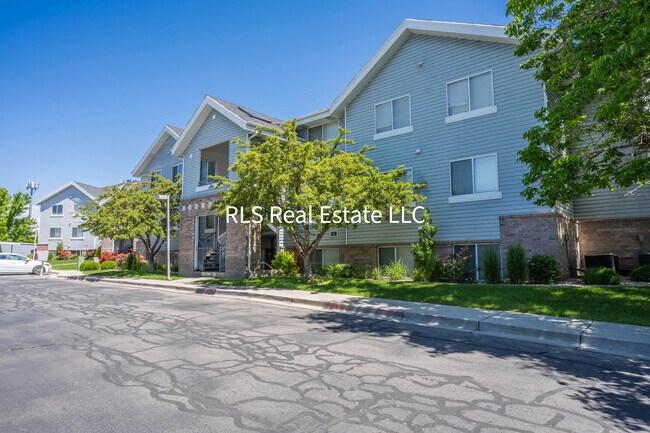 Building Photo - 1541 N Riverside Ave