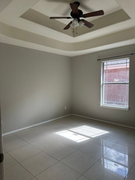 Building Photo - 720 S Logan Dr