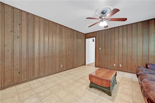 Building Photo - 2127 Desmond Dr