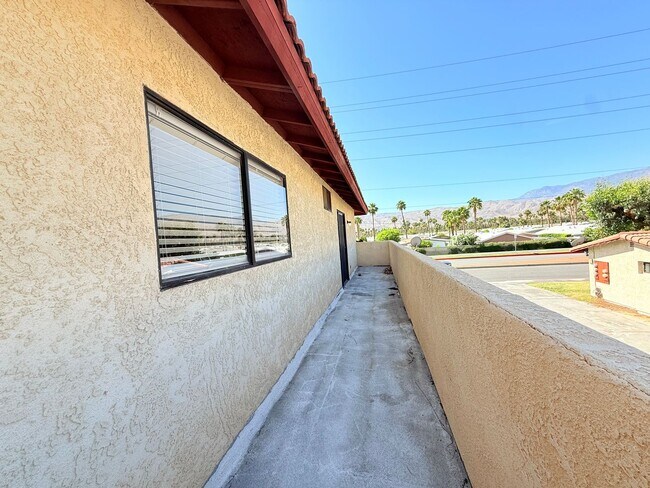 Building Photo - AVAILABLE NOW!!! 2 Bed 2 Bath Upstairs Apa...