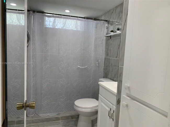 Building Photo - 2859 Leonard Dr