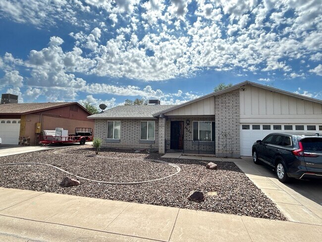 Building Photo - Stunning 3 Bedroom 2 Bath