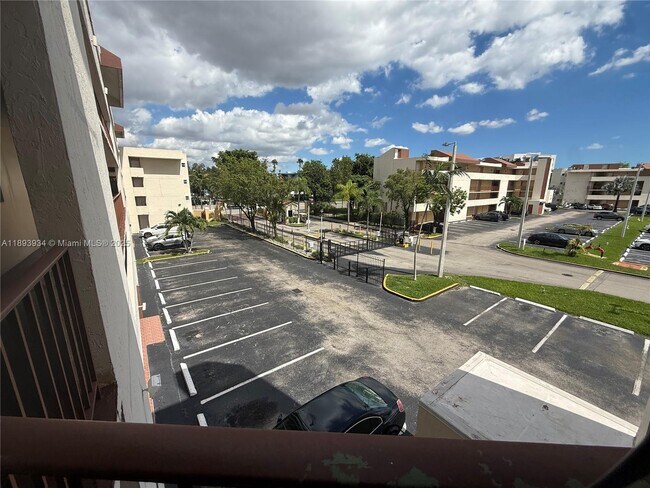 Building Photo - 8860 Fontainebleau Blvd