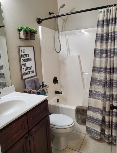 Building Photo - 3003 Country Club Dr