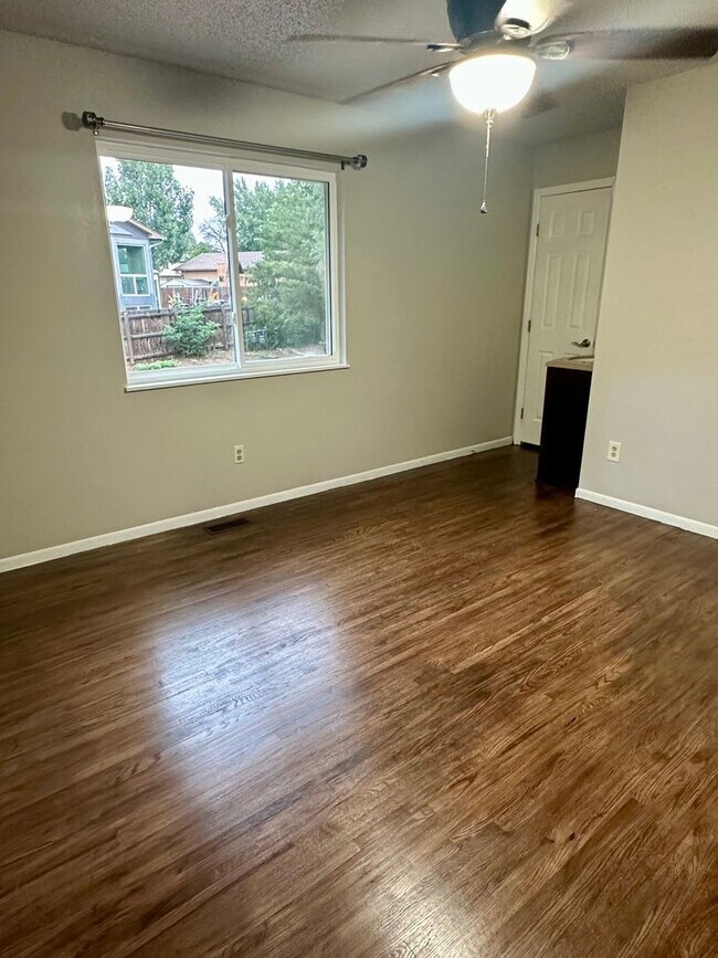 Building Photo - Updated Split-Level Gem | 5BD, 3BA | Large...
