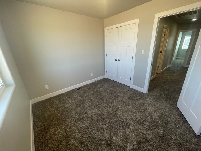 Building Photo - Cedar Reserve End Unit!!