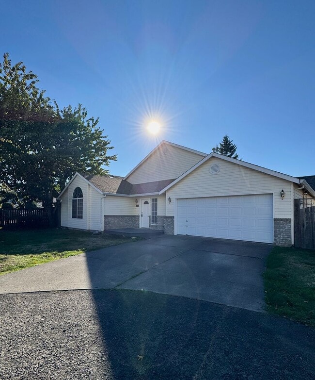 Primary Photo - 4 Bedroom, 2 Bath House on Quiet Cul-de-sac