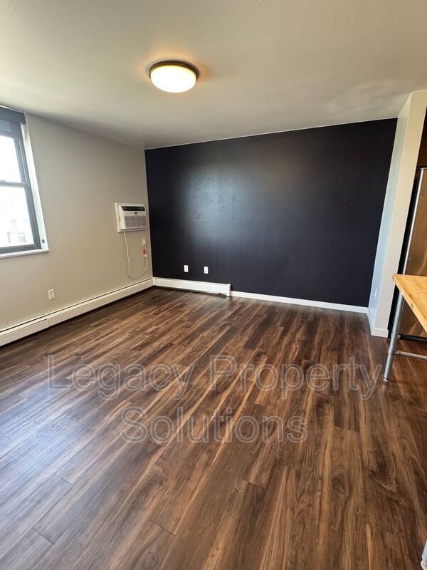 Building Photo - 202 E Greenfield Ln