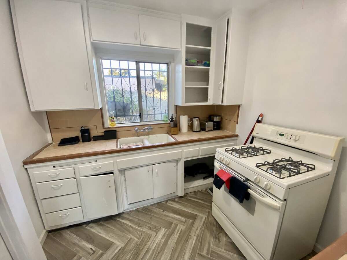 Building Photo - 1513 W Florence Ave