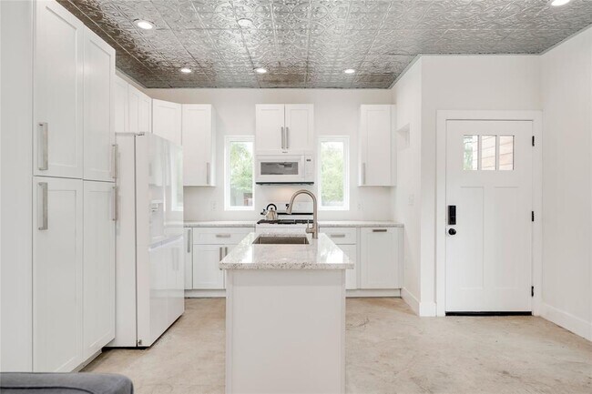Building Photo - 2801 Cedarview Dr