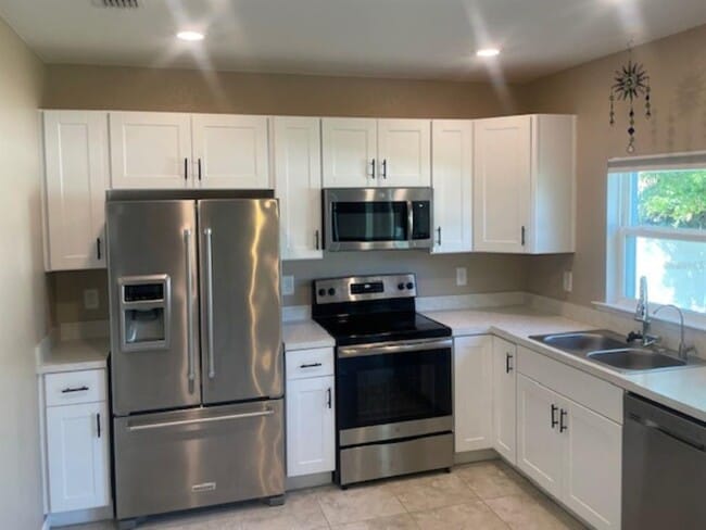 Building Photo - 2966 Bay City Terrace