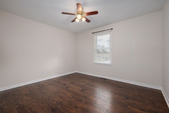 Building Photo - 3 Bedrooms with Full Basement on Corner Lot!