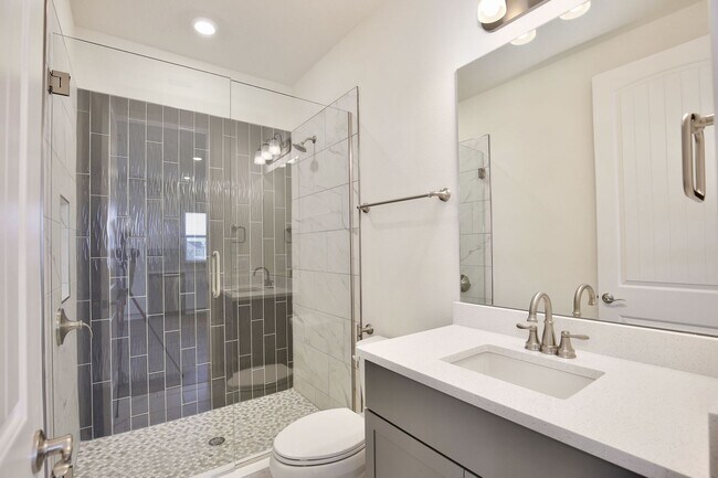 Building Photo - Modern 1/1 Garage Apartment Living with 1 Car Garage in the Heart of Laureate Park!