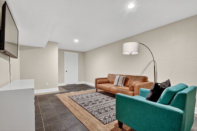 Building Photo - Two Bedroom Townhome W/ Garage!