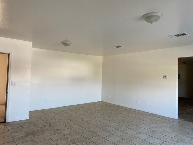 Building Photo - Large three bedroom apartment!
