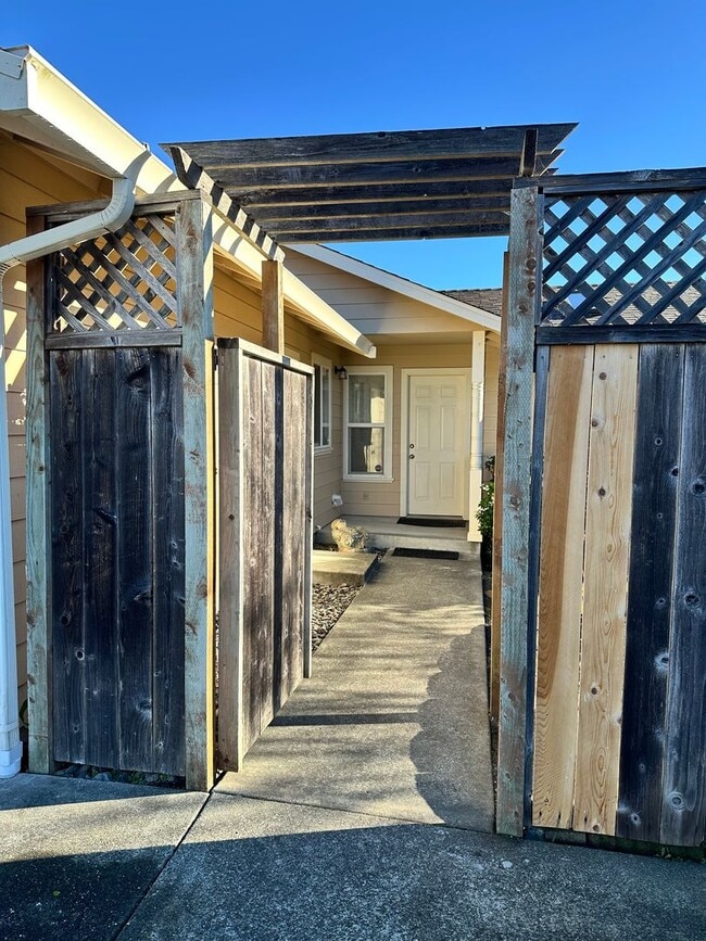 Building Photo - 1 Bedroom, 1 Bath Duplex – Sunny McKinleyville