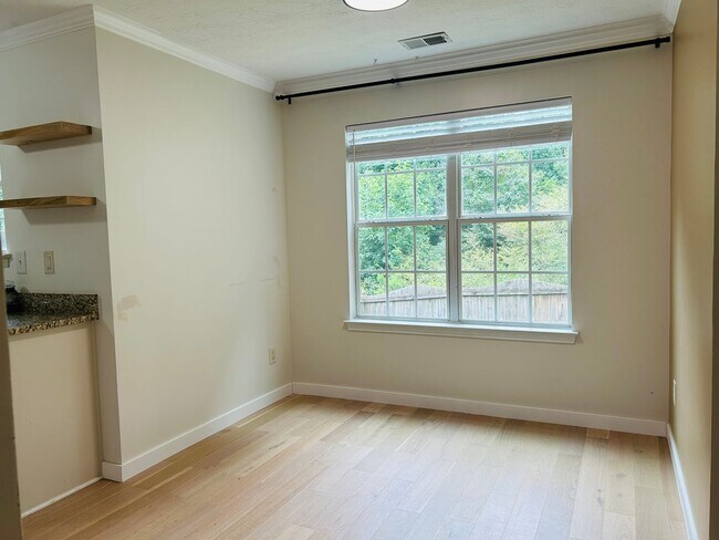 Building Photo - Beautiful 4 bedroom, 2.5 bathroom home in ...