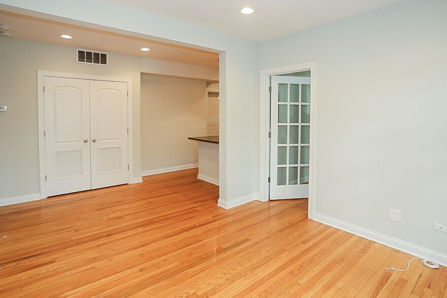 Building Photo - 3810 N Marshfield Ave