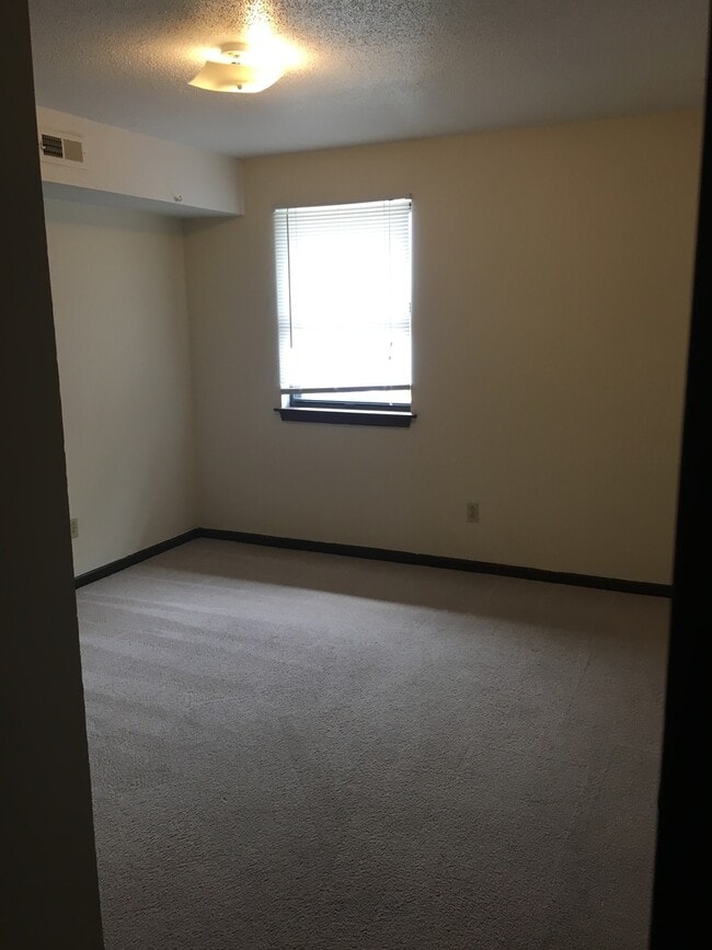 Building Photo - 2 Bedroom Condo Next to East Broadway Shopping