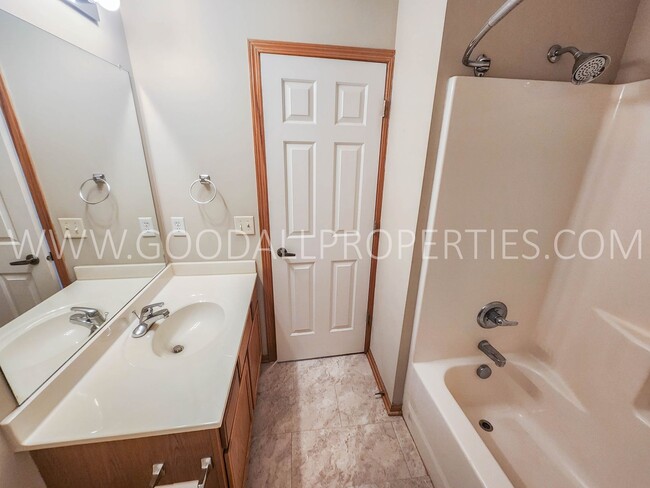 Building Photo - 2 Bedroom 2.5 Bath Townhome In West Des Mo...