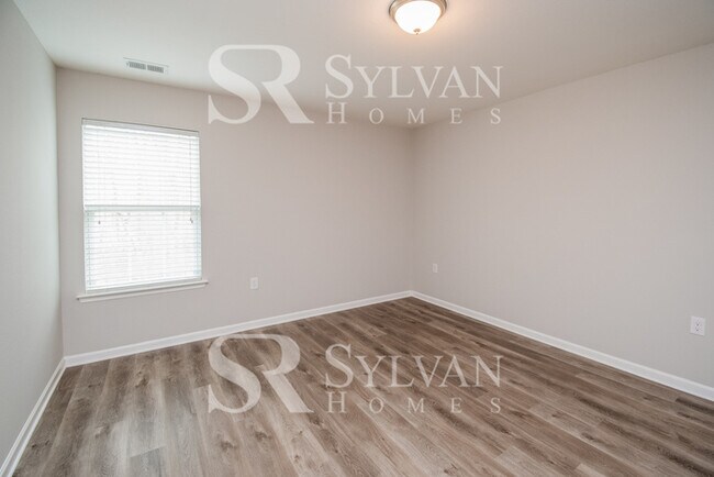 Building Photo - A must see 4-bedroom, 2.5 bath home in Oak Pointe.