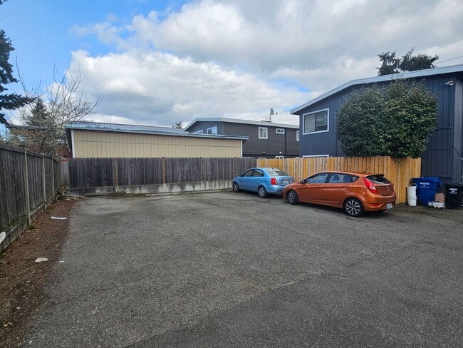 Building Photo - 12737 Greenwood Ave N