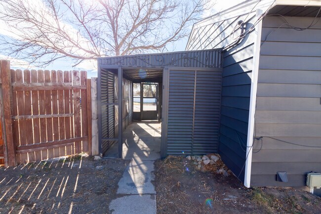 Building Photo - 804 Cahill Dr