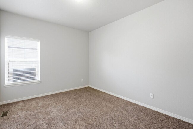 Building Photo - 3 Bedroom Townhome in Fort Collins