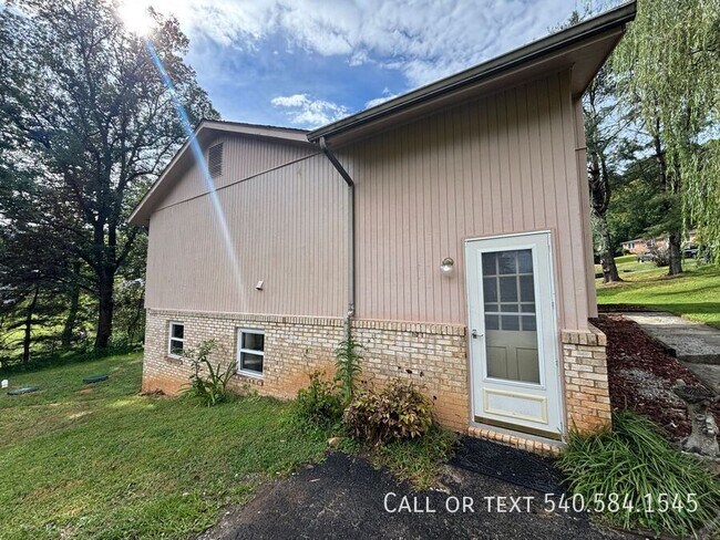 Building Photo - 6421 Orchard View Ln